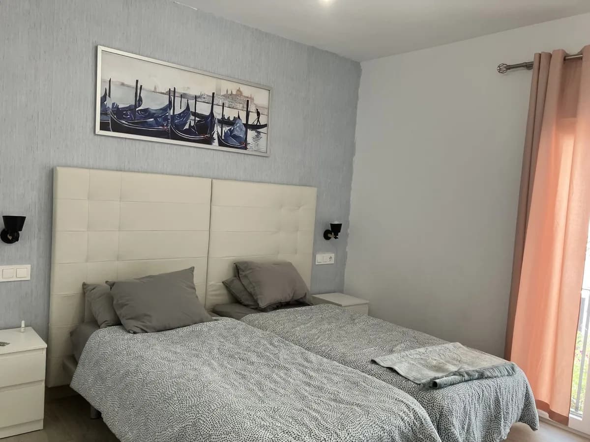 2 Bedroom Middle Floor Apartment for Sale in Puerto Banús, Málaga - Image 9
