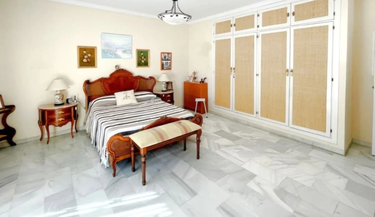 3 Bedroom Middle Floor Apartment for Sale in Estepona, Málaga - Image 4
