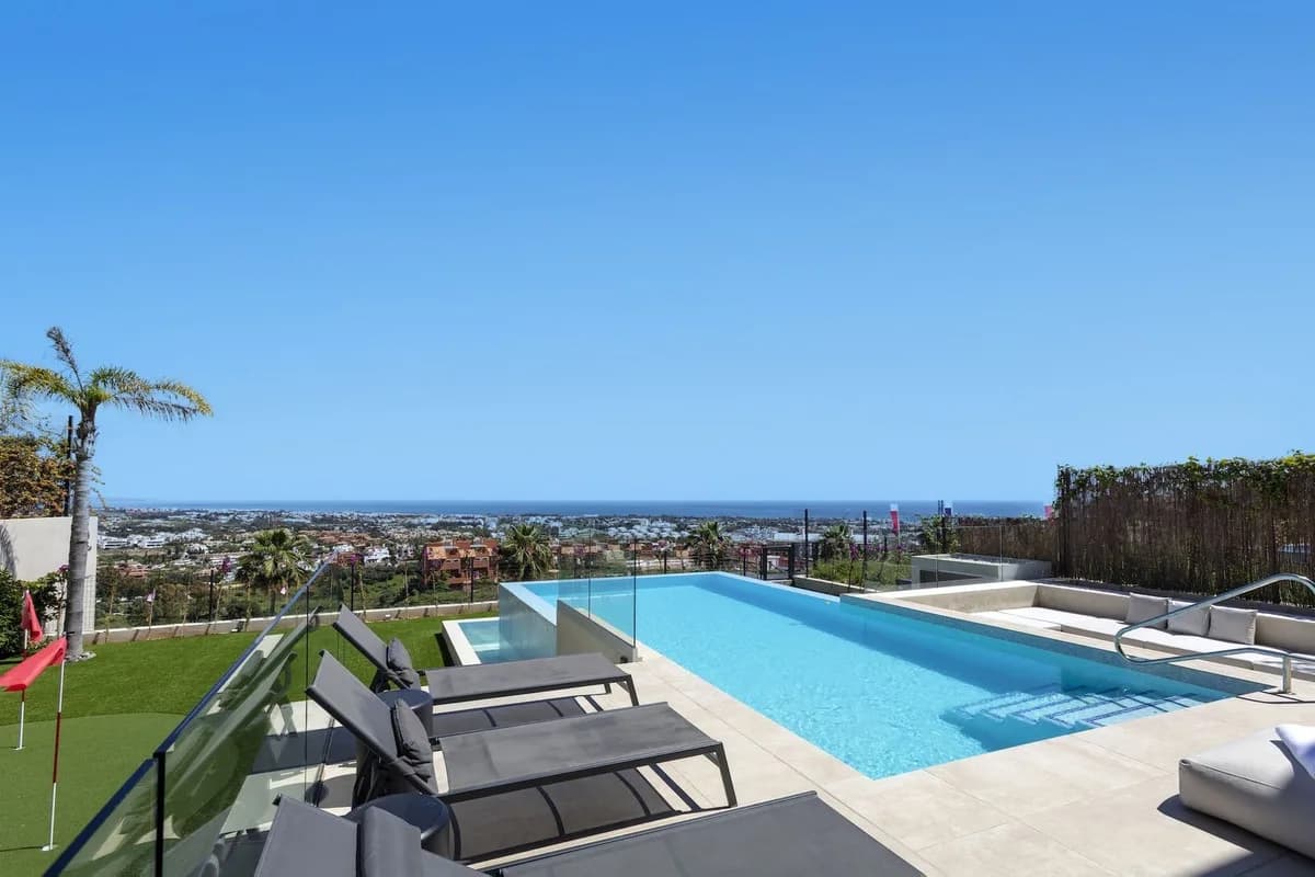 5 Bedroom Detached Villa for Sale in Benahavís, Málaga