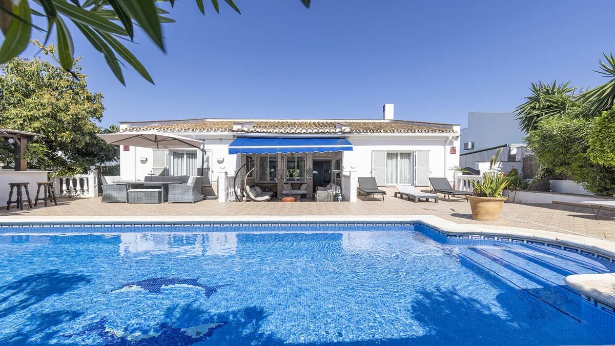 4 Bedroom Detached Villa for Sale in La Duquesa, Málaga