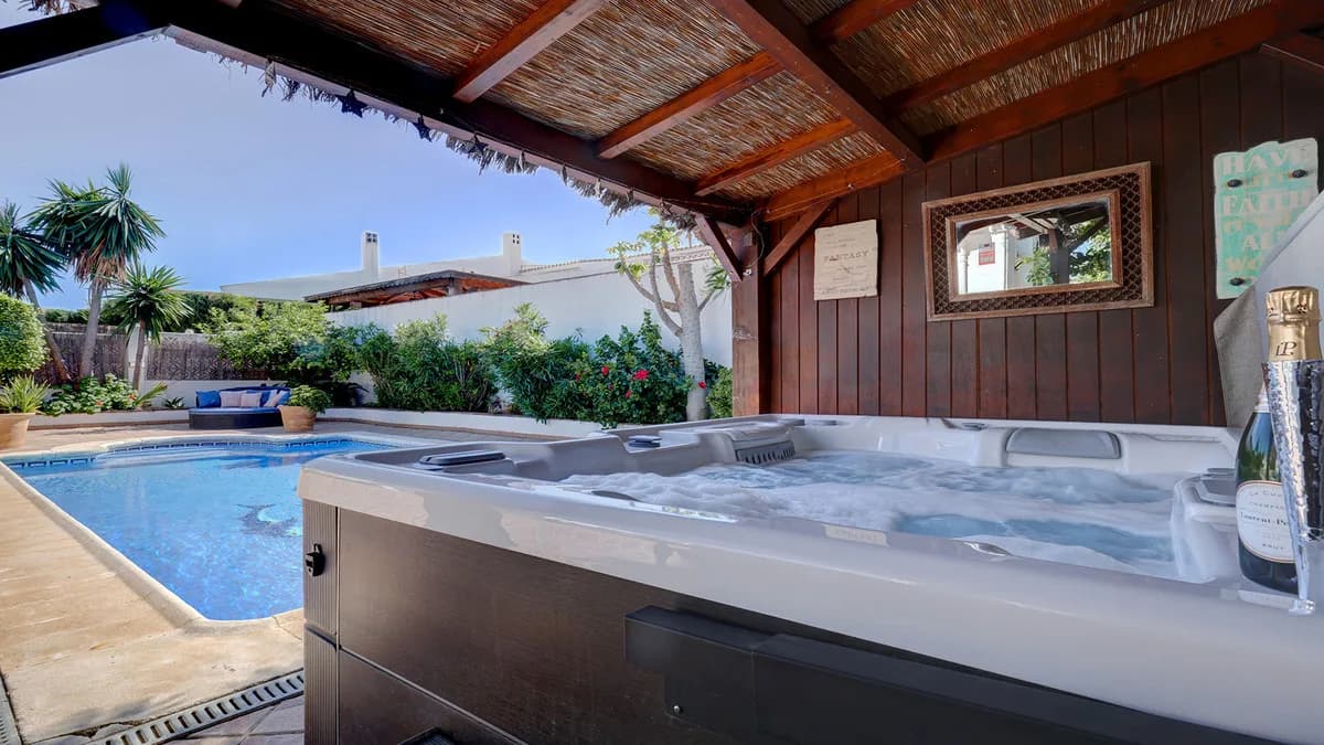 4 Bedroom Detached Villa for Sale in La Duquesa, Málaga - Image 2