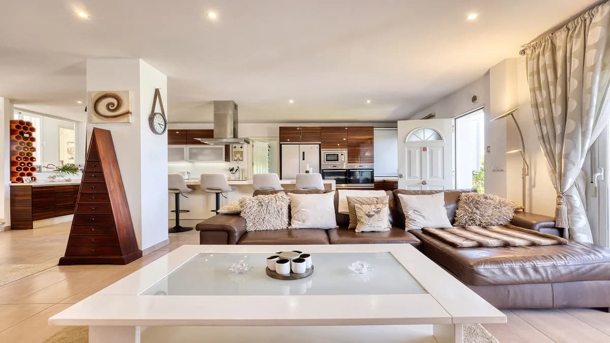 4 Bedroom Detached Villa for Sale in La Duquesa, Málaga - Image 3