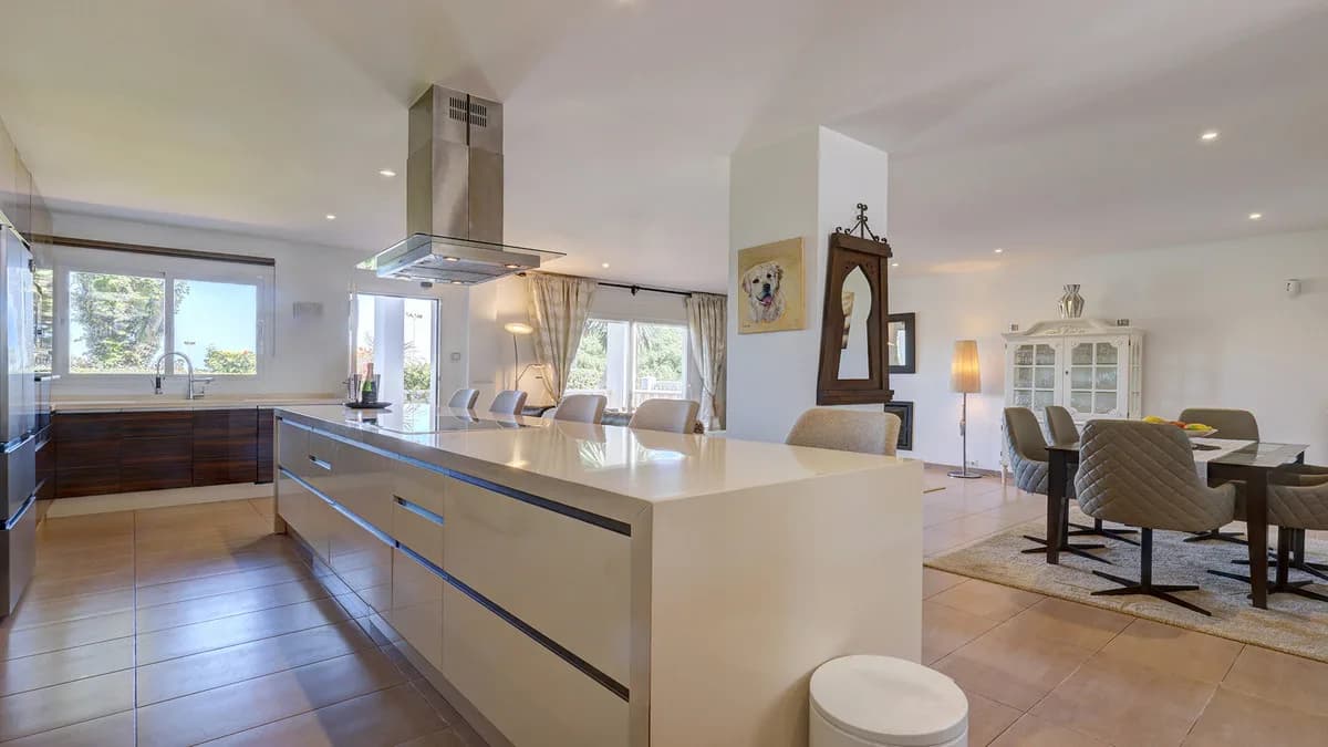 4 Bedroom Detached Villa for Sale in La Duquesa, Málaga - Image 4