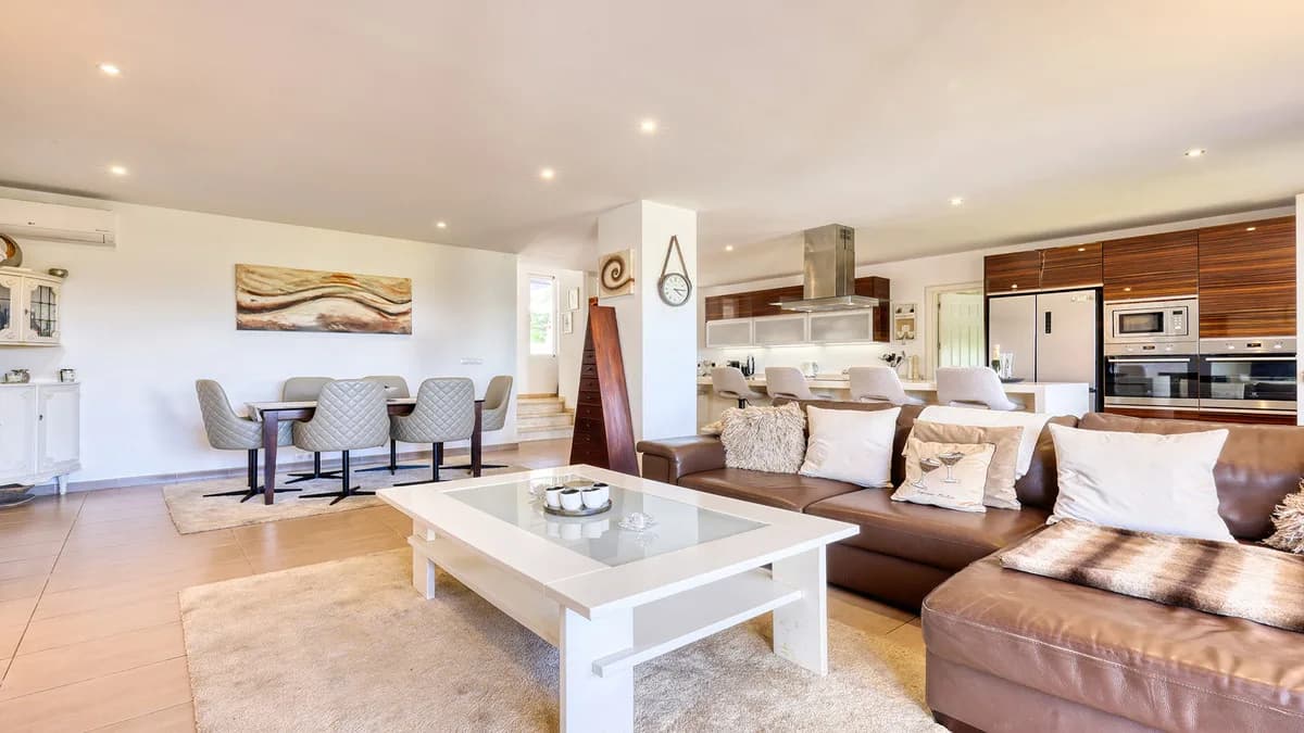 4 Bedroom Detached Villa for Sale in La Duquesa, Málaga - Image 6