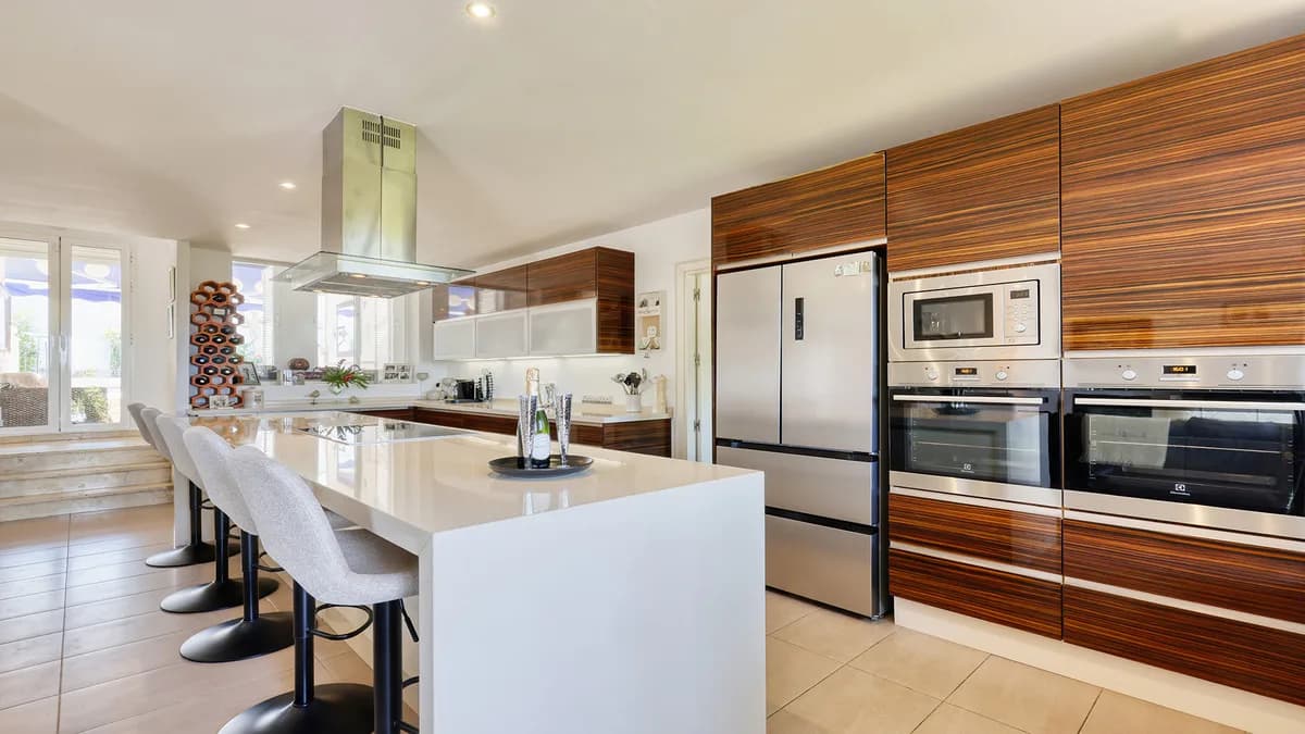 4 Bedroom Detached Villa for Sale in La Duquesa, Málaga - Image 8