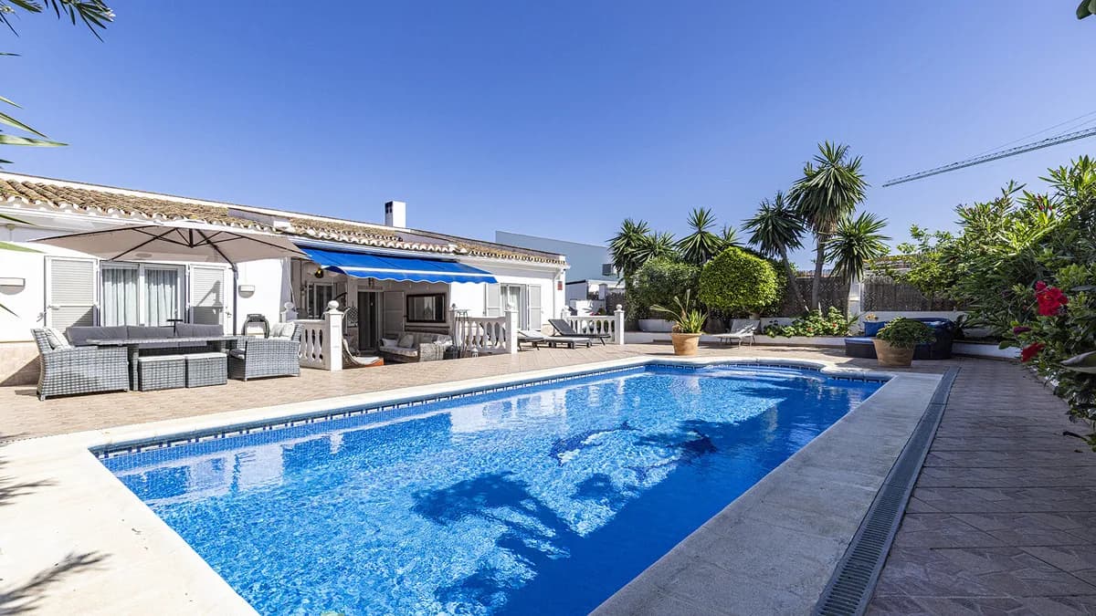 4 Bedroom Detached Villa for Sale in La Duquesa, Málaga - Image 9
