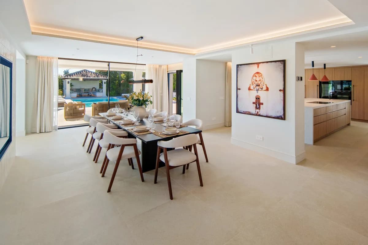 5 Bedroom Detached Villa for Sale in Nueva Andalucía, Málaga - Image 7