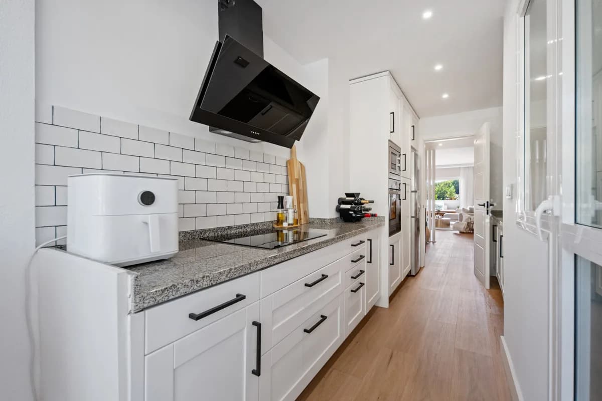 2 Bedroom Middle Floor Apartment for Sale in The Golden Mile, Málaga - Image 9