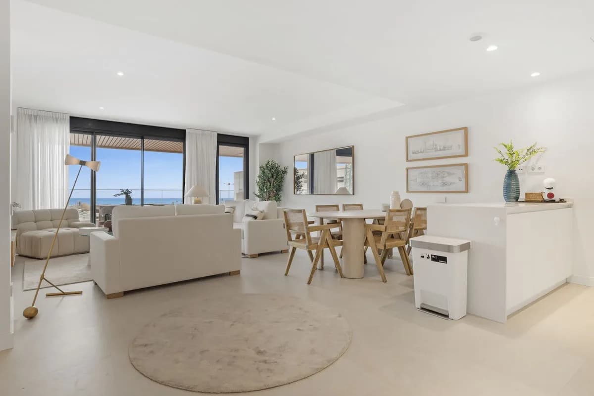 2 Bedroom Middle Floor Apartment for Sale in Selwo, Málaga - Image 6