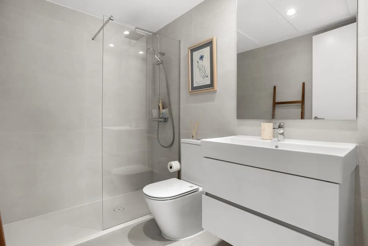 2 Bedroom Middle Floor Apartment for Sale in Selwo, Málaga - Image 9