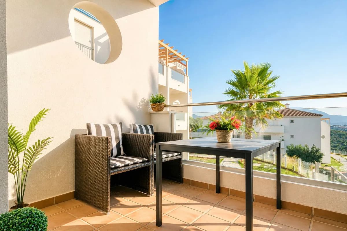 3 Bedroom Middle Floor Apartment for Sale in La Duquesa, Málaga - Image 4