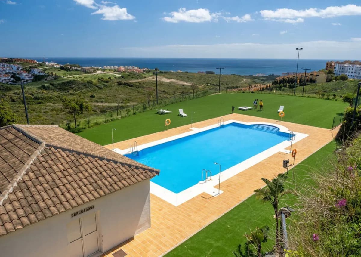3 Bedroom Middle Floor Apartment for Sale in La Duquesa, Málaga - Image 5