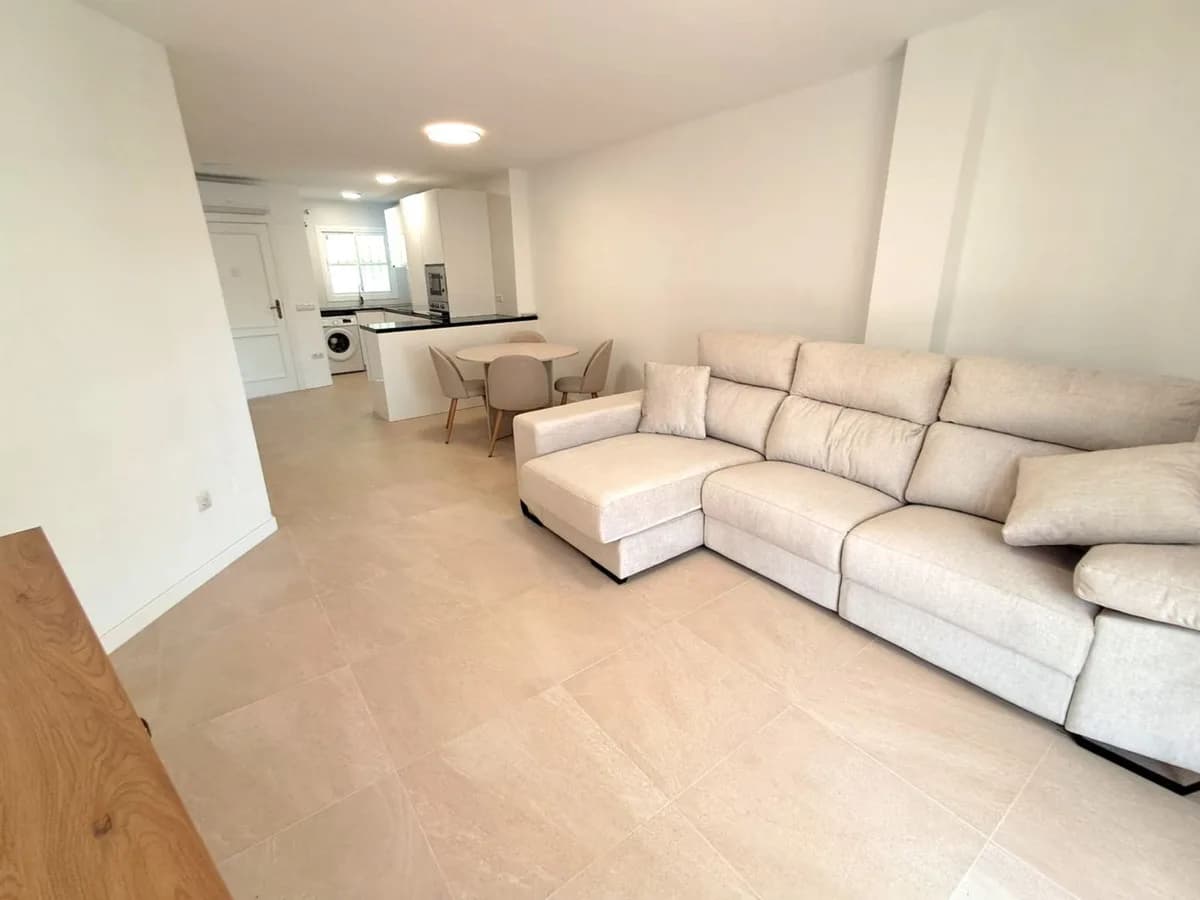 2 Bedroom Middle Floor Apartment for Sale in Benalmadena Costa, Málaga - Image 3