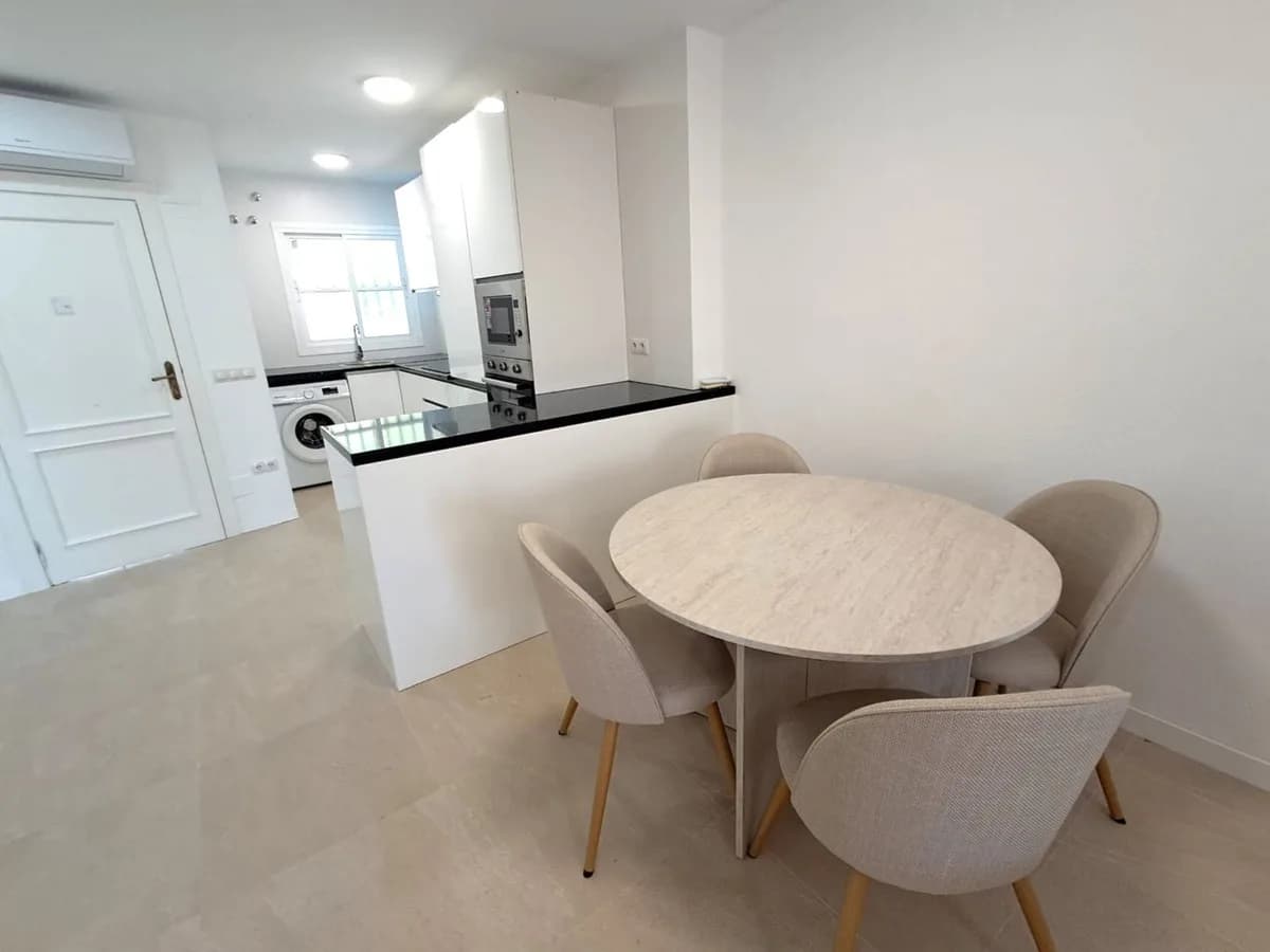 2 Bedroom Middle Floor Apartment for Sale in Benalmadena Costa, Málaga - Image 5