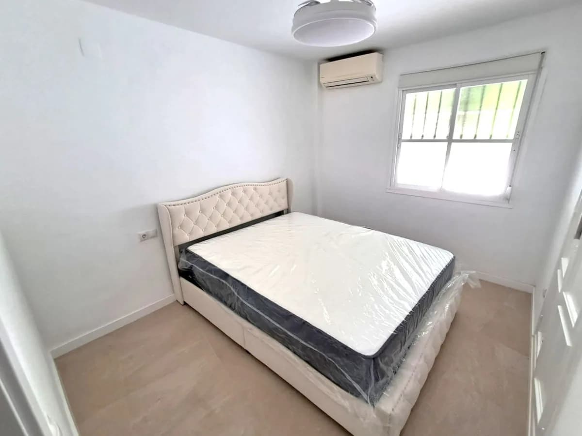 2 Bedroom Middle Floor Apartment for Sale in Benalmadena Costa, Málaga - Image 9