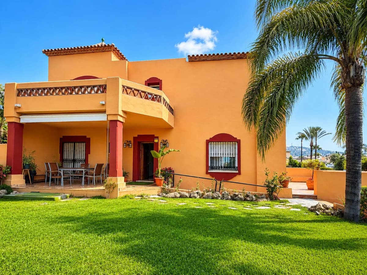 7 Bedroom Semi-Detached House for Sale in Marbella, Málaga - Image 4