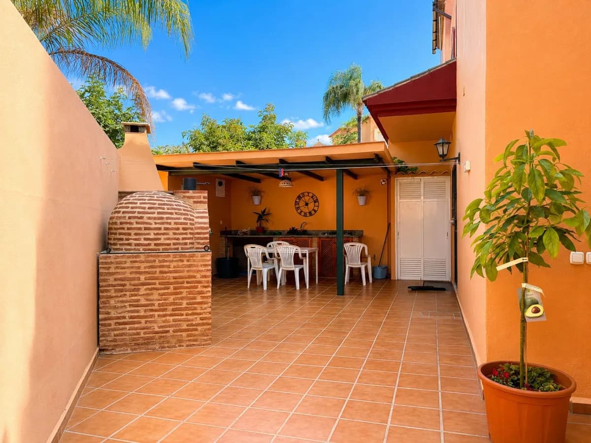 7 Bedroom Semi-Detached House for Sale in Marbella, Málaga - Image 9