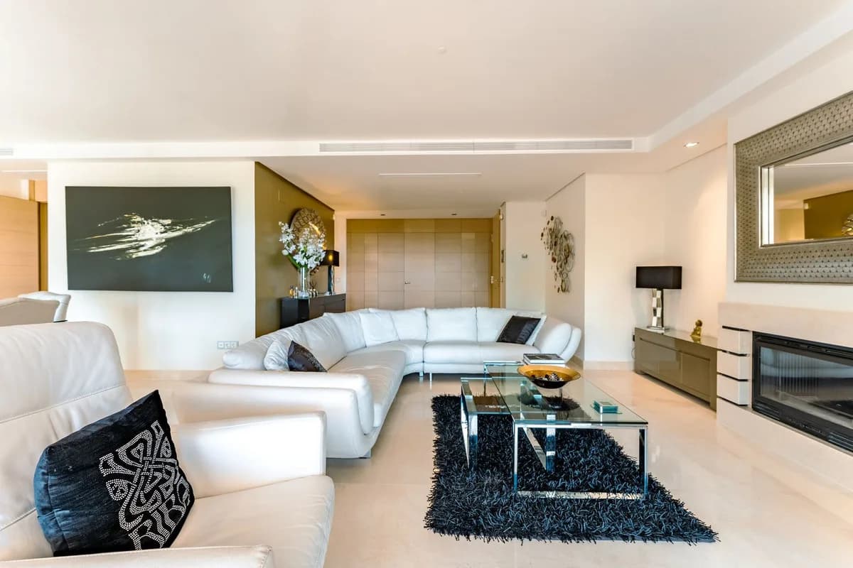 2 Bedroom Middle Floor Apartment for Sale in La Quinta, Málaga - Image 4