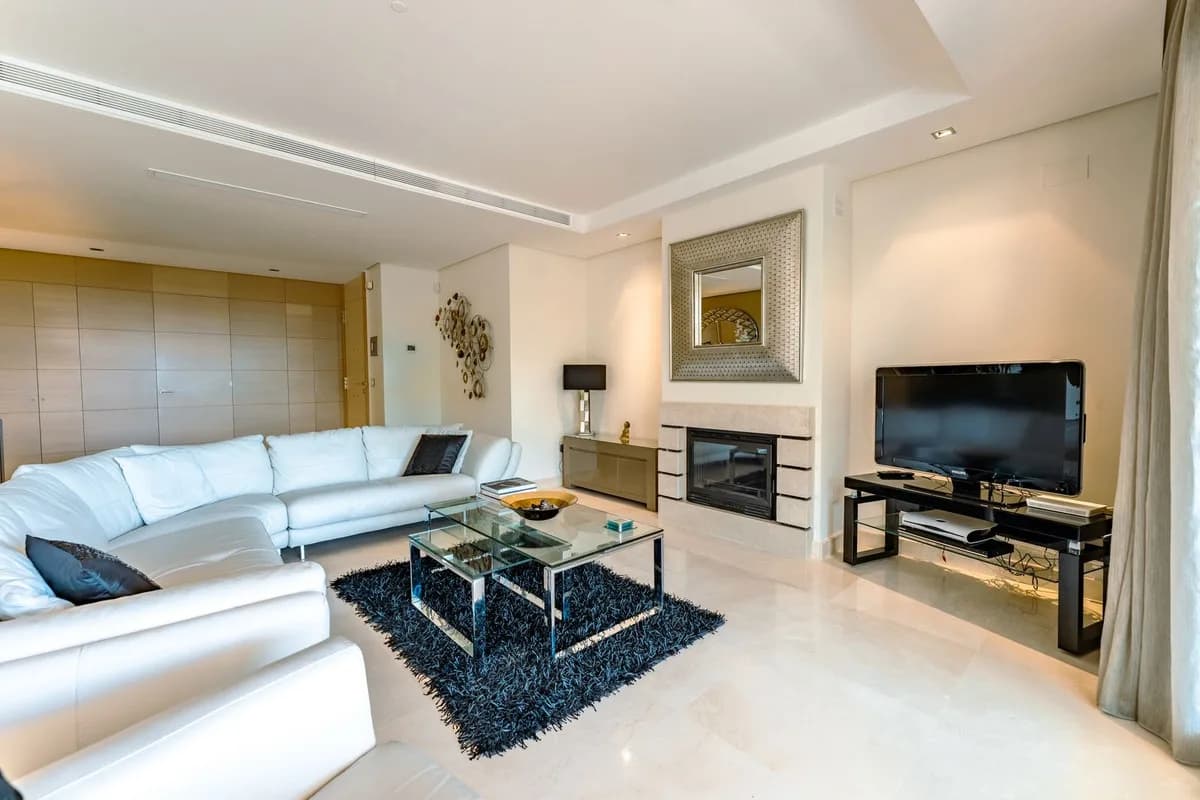 2 Bedroom Middle Floor Apartment for Sale in La Quinta, Málaga - Image 6