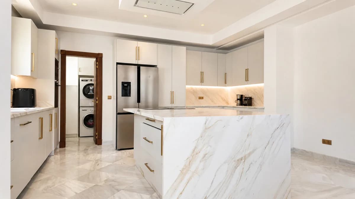 3 Bedroom Bungalow for Sale in The Golden Mile, Málaga - Image 8
