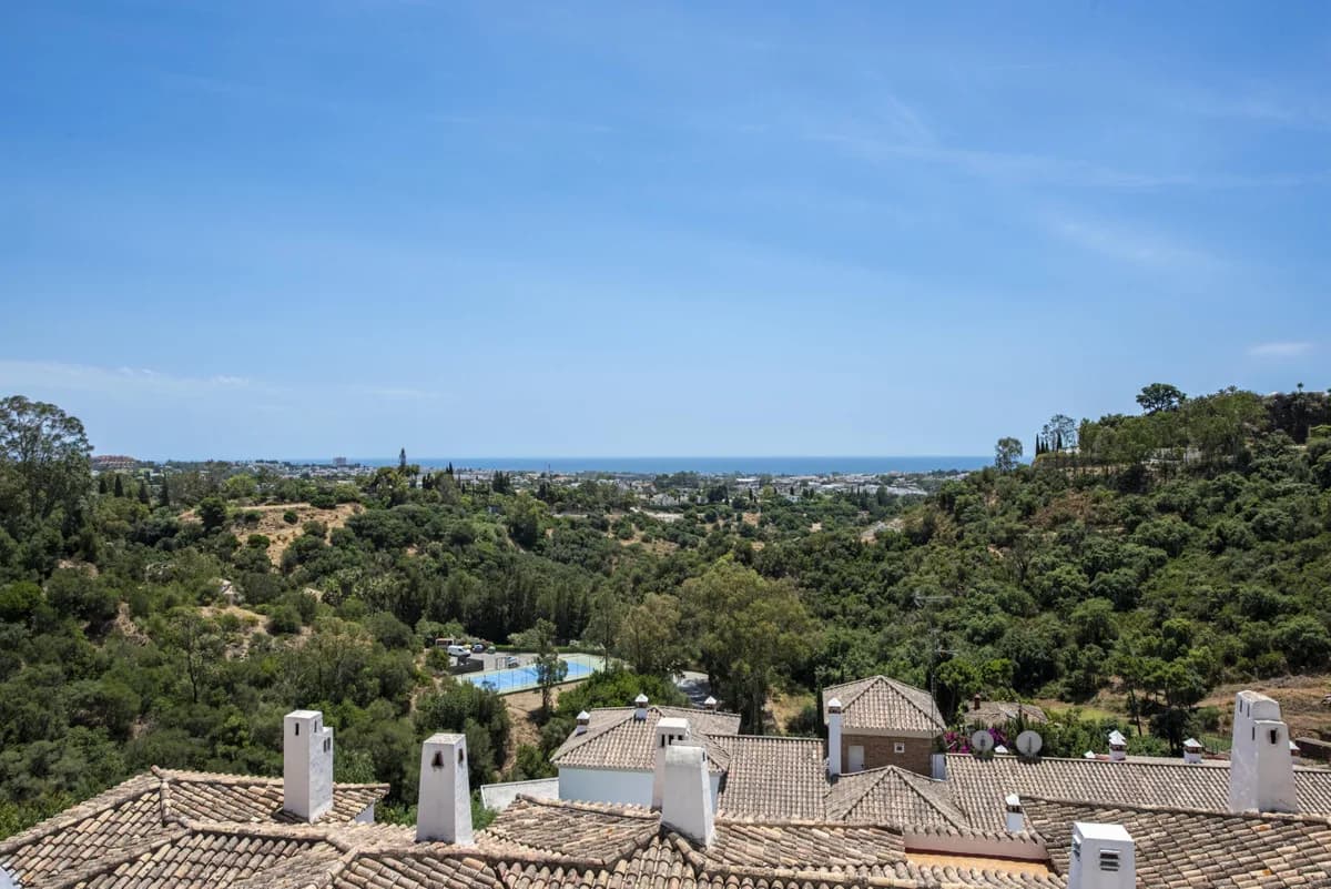 2 Bedroom Middle Floor Apartment for Sale in Los Almendros, Málaga - Image 3