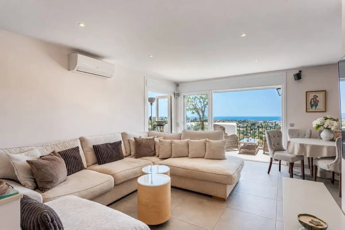 2 Bedroom Middle Floor Apartment for Sale in Los Almendros, Málaga - Image 4
