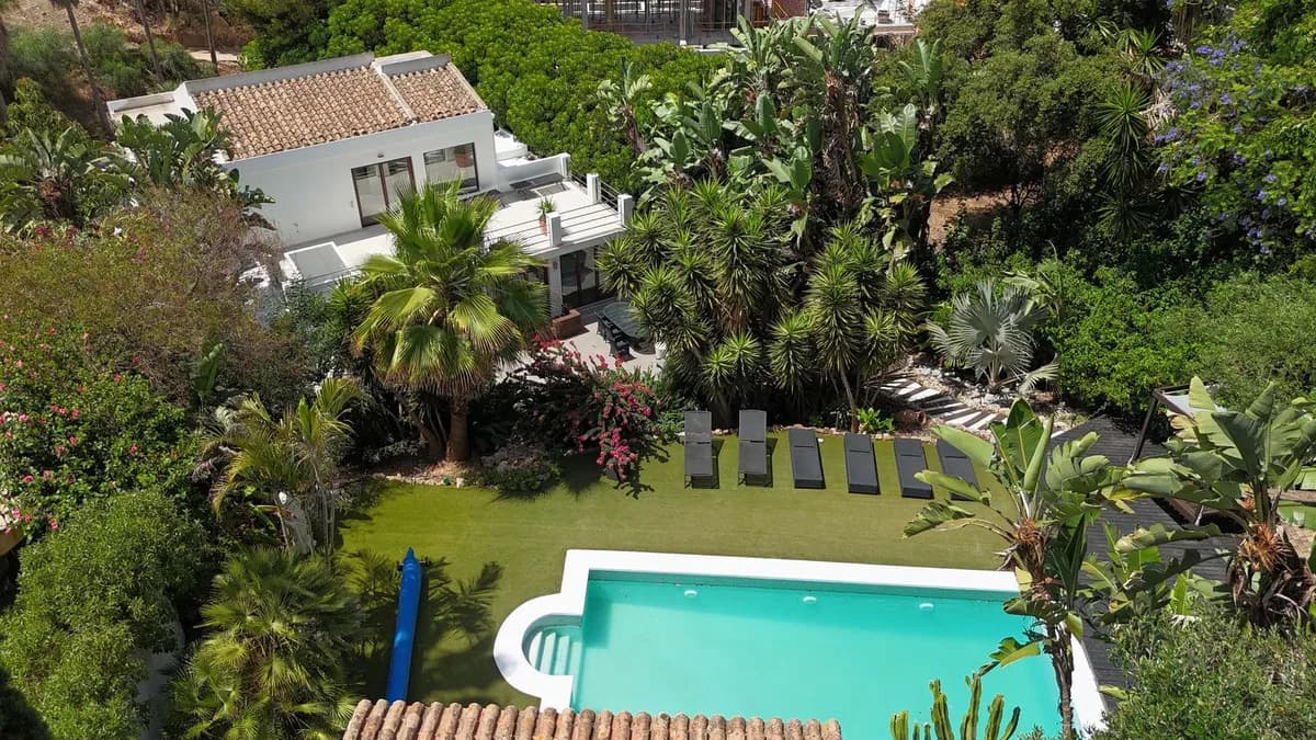 5 Bedroom Detached Villa for Sale in El Rosario, Málaga - Image 2