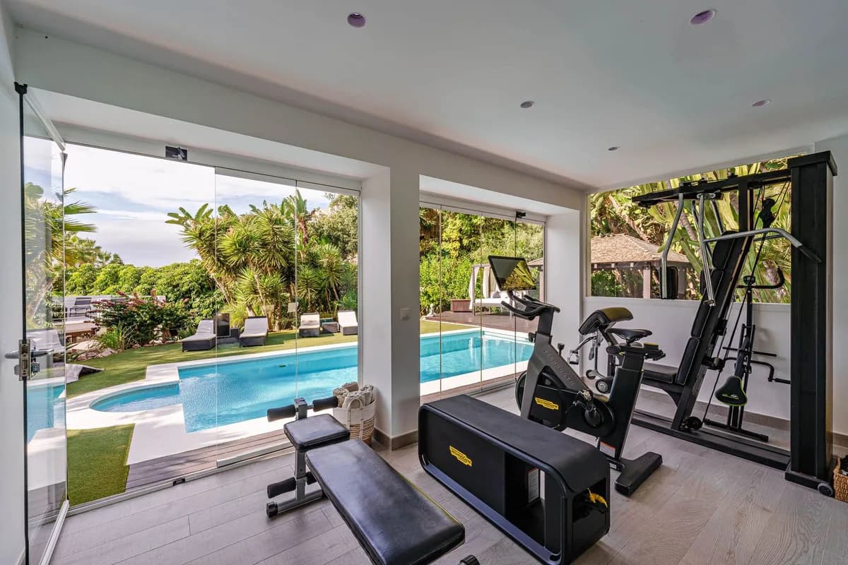 5 Bedroom Detached Villa for Sale in El Rosario, Málaga - Image 4