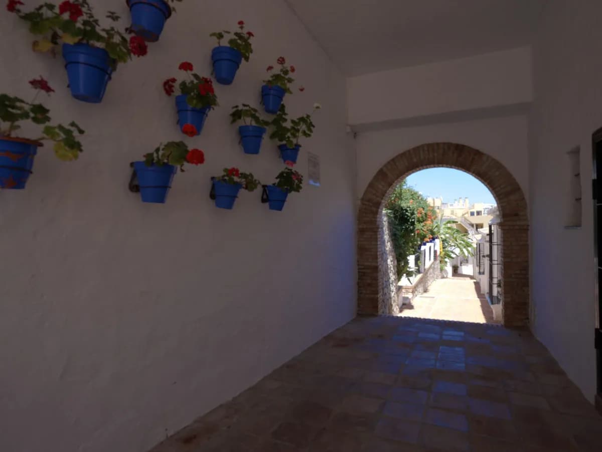 5 Bedroom Semi-Detached House for Sale in Torreblanca, Málaga - Image 7