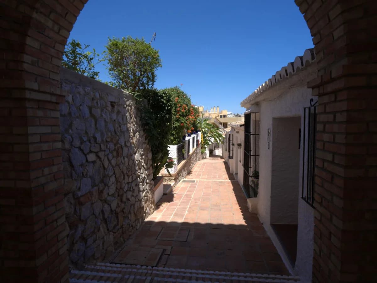 5 Bedroom Semi-Detached House for Sale in Torreblanca, Málaga - Image 8