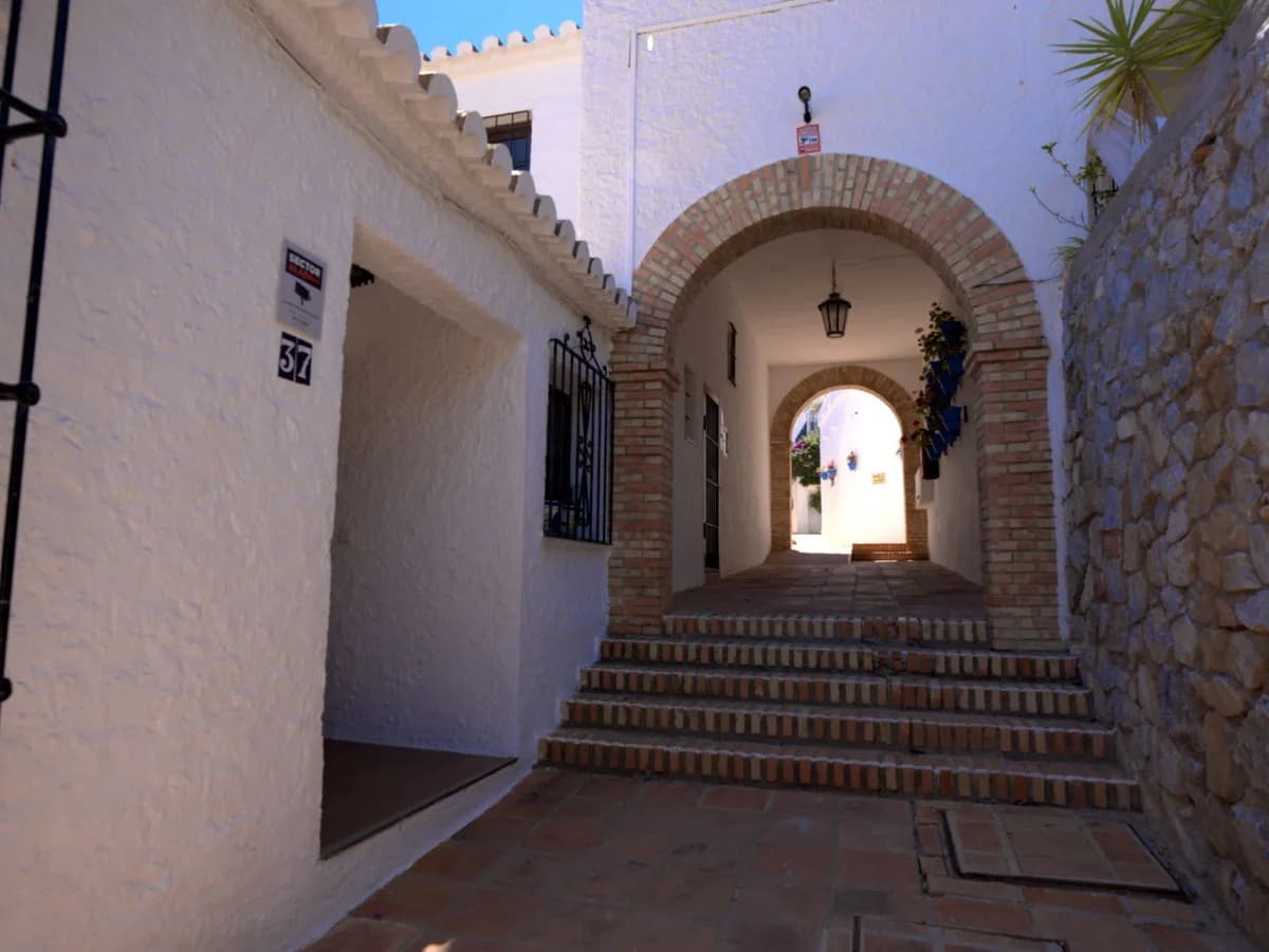 5 Bedroom Semi-Detached House for Sale in Torreblanca, Málaga - Image 9