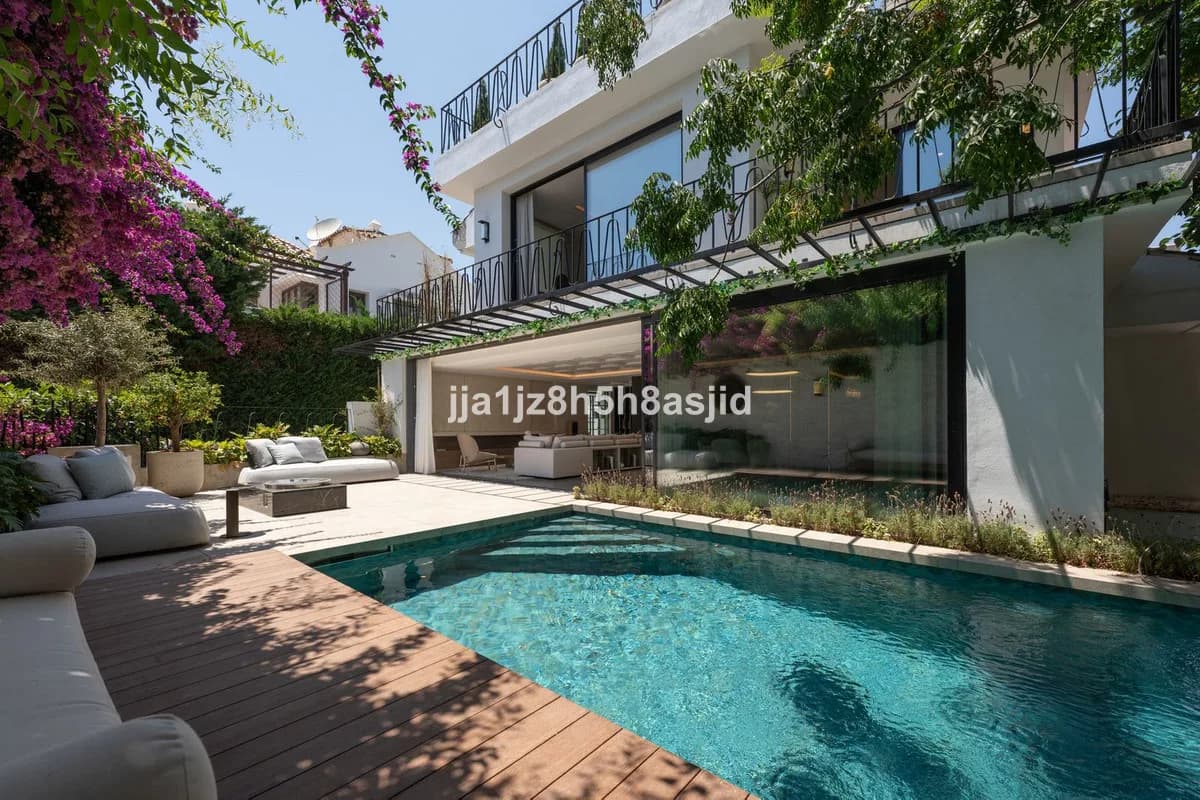 4 Bedroom Detached Villa for Sale in The Golden Mile, Málaga