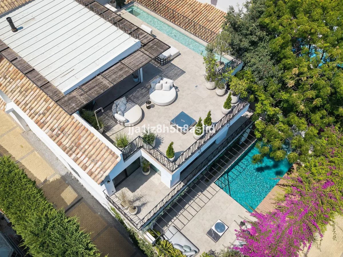 4 Bedroom Detached Villa for Sale in The Golden Mile, Málaga - Image 3