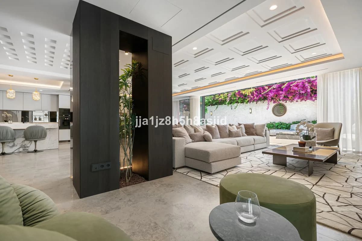 4 Bedroom Detached Villa for Sale in The Golden Mile, Málaga - Image 5