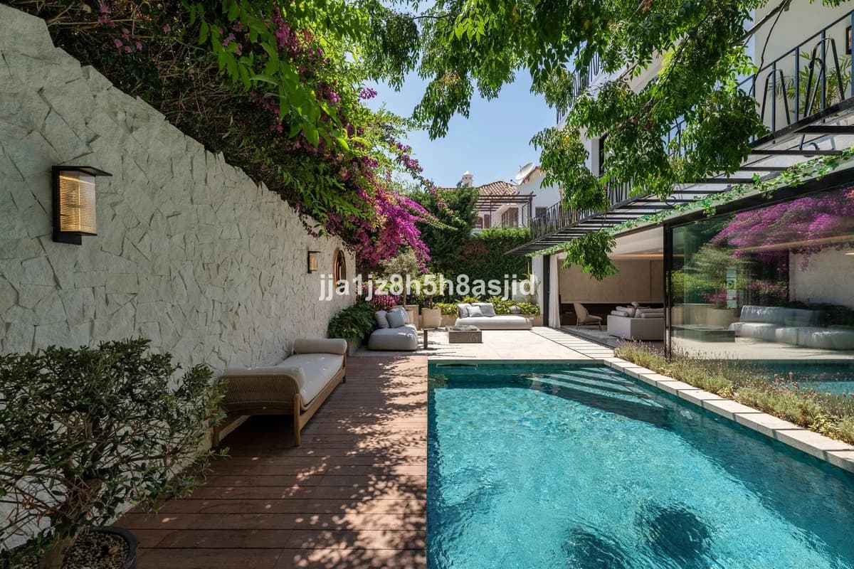 4 Bedroom Detached Villa for Sale in The Golden Mile, Málaga - Image 7