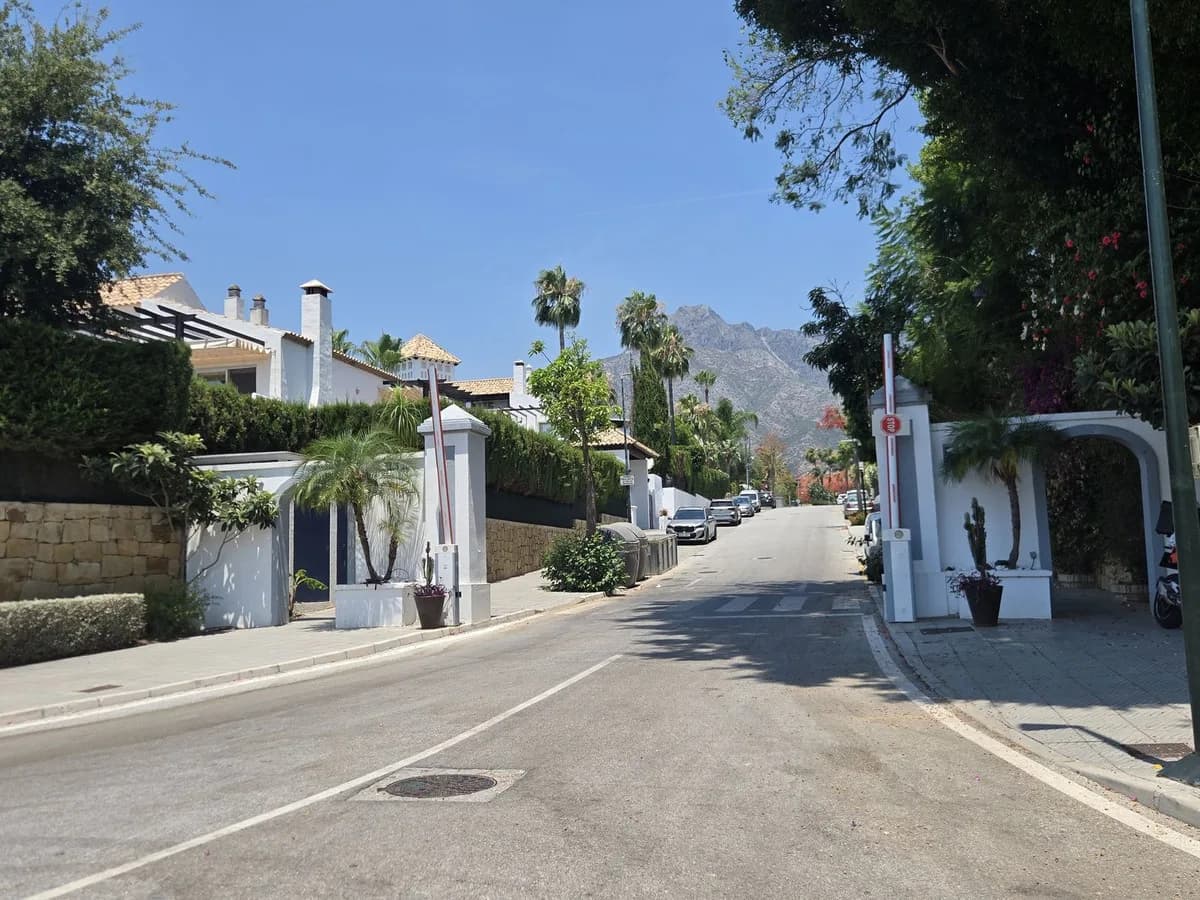 5 Bedroom Townhouse for Sale in The Golden Mile, Málaga - Image 2