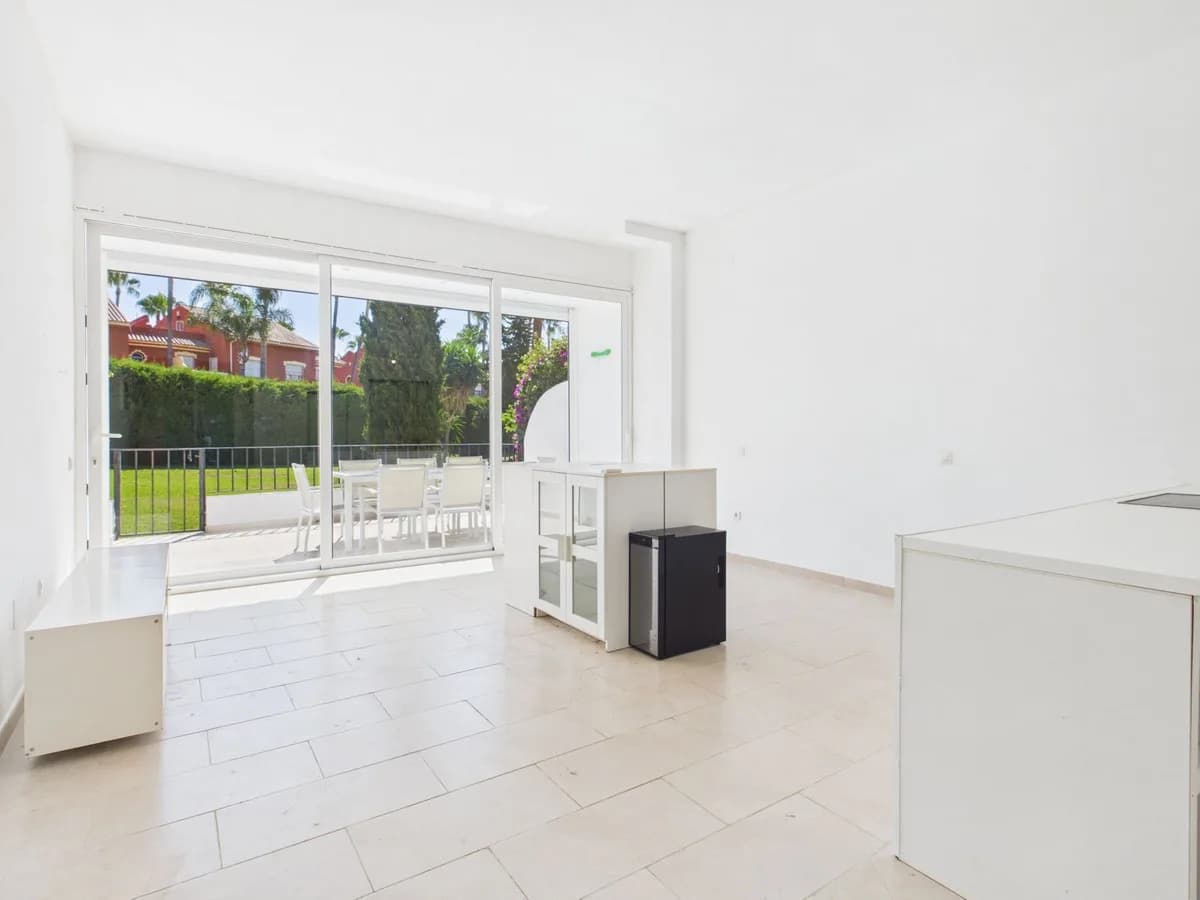 1 Bedroom Ground Floor Apartment for Sale in Estepona, Málaga - Image 4