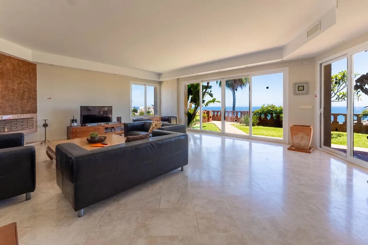 6 Bedroom Detached Villa for Sale in Riviera del Sol, Málaga - Image 8
