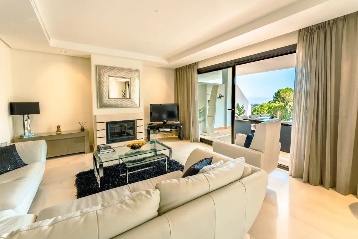 3 Bedroom Middle Floor Apartment for Sale in La Quinta, Málaga - Image 4