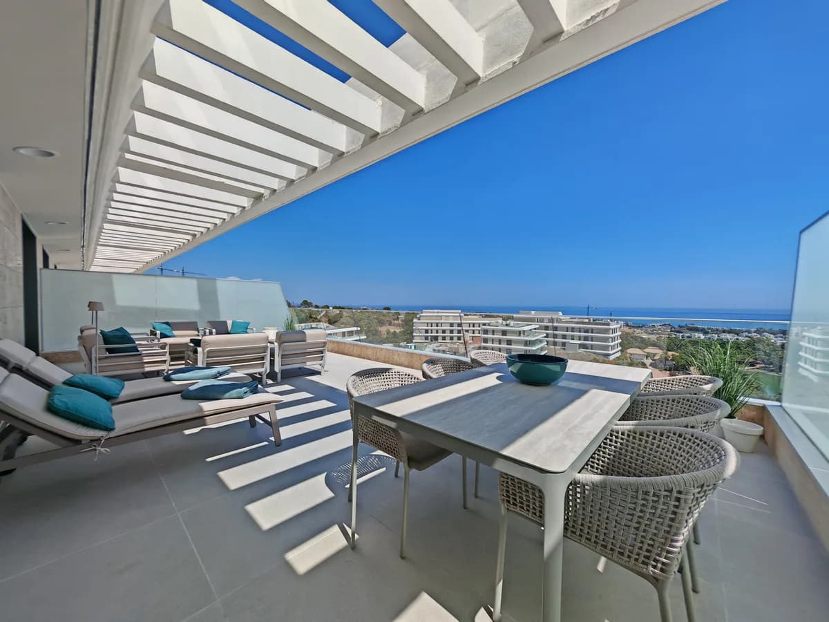 3 Bedroom Middle Floor Apartment for Sale in Selwo, Málaga - Image 2