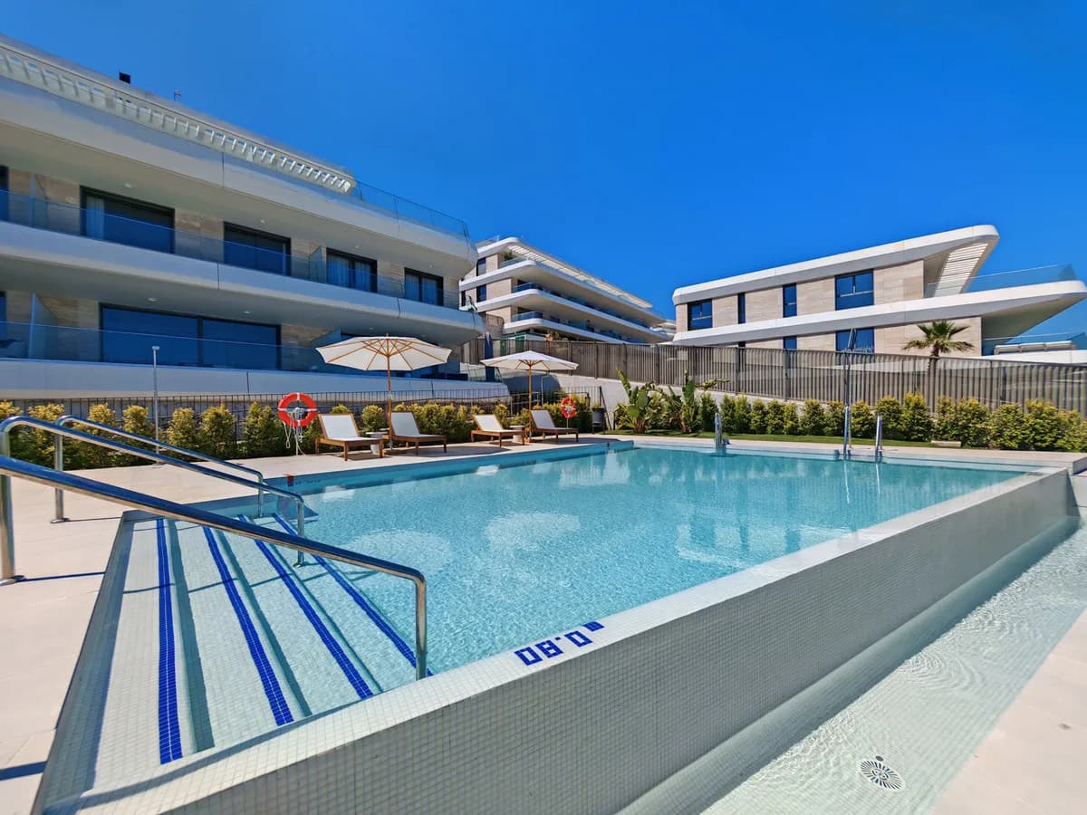 3 Bedroom Middle Floor Apartment for Sale in Selwo, Málaga - Image 3