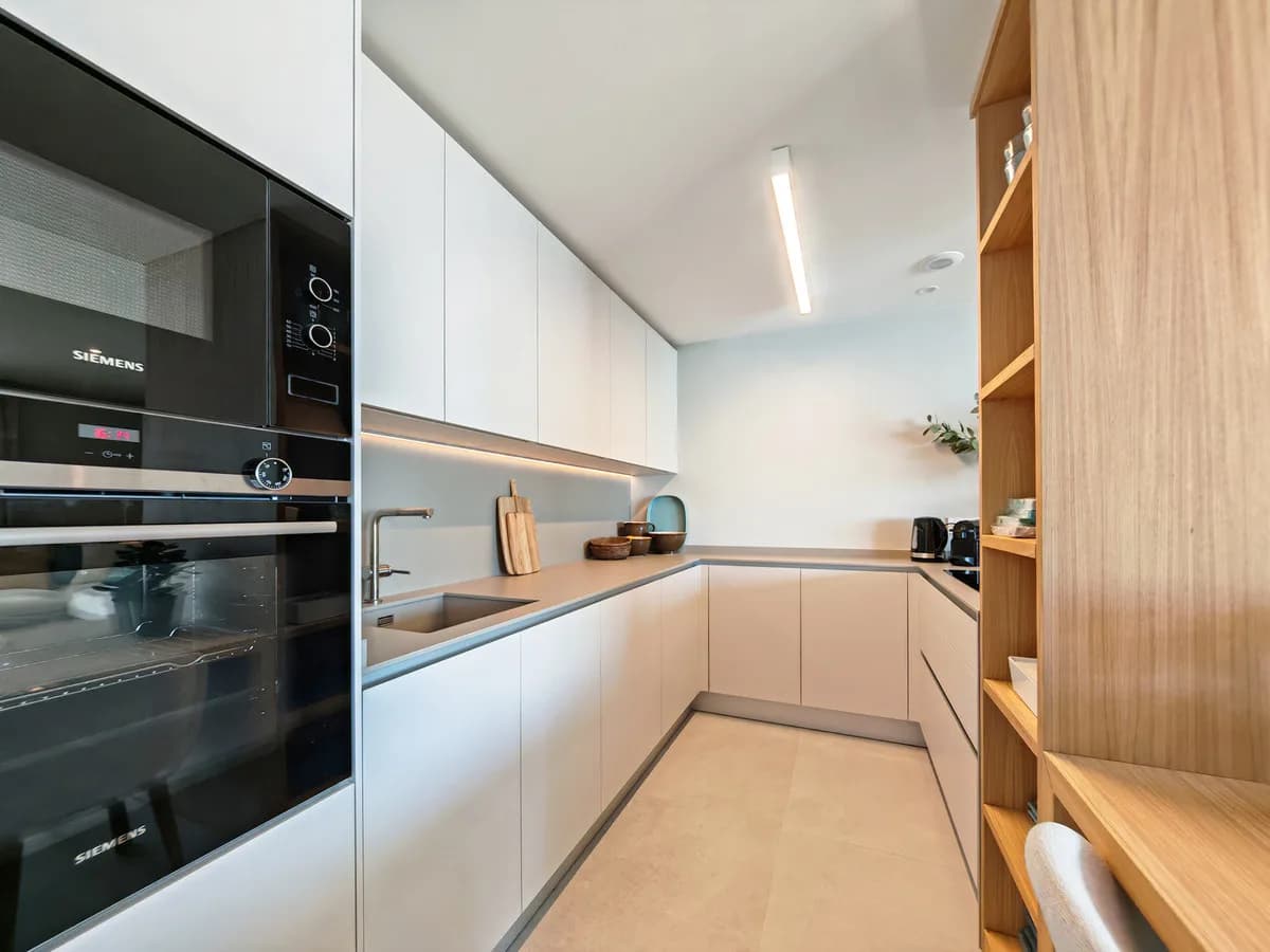 3 Bedroom Middle Floor Apartment for Sale in Selwo, Málaga - Image 7