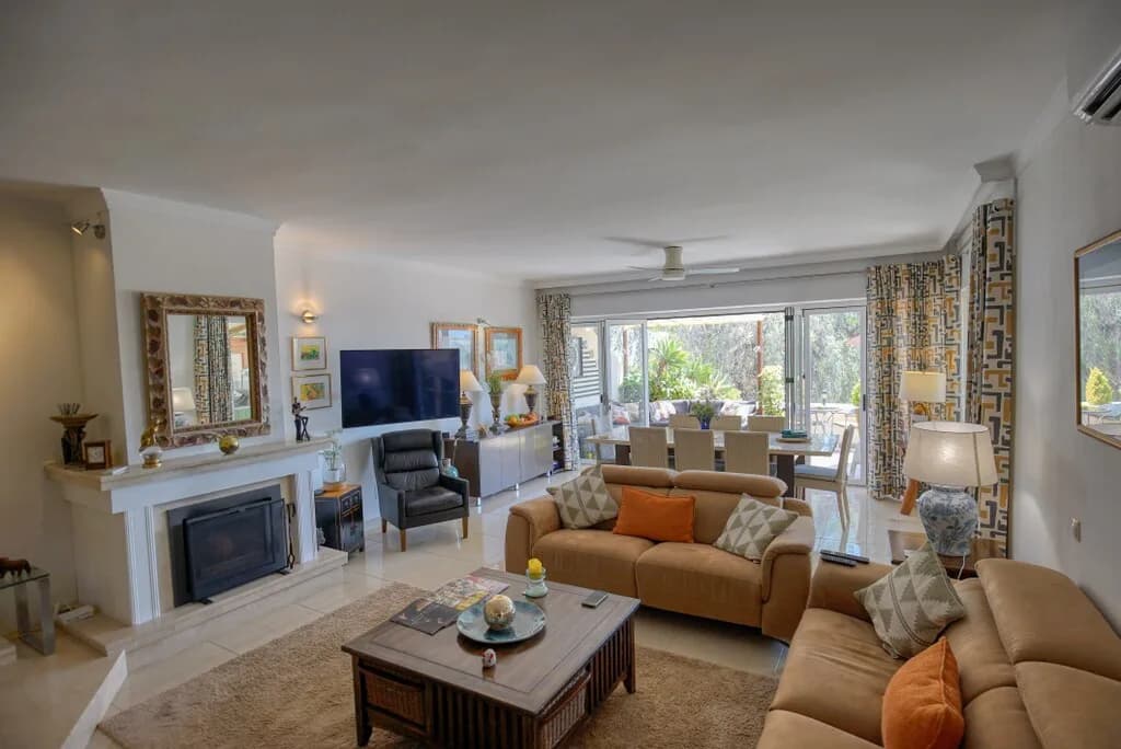 4 Bedroom Townhouse for Sale in Nueva Andalucía, Málaga - Image 4