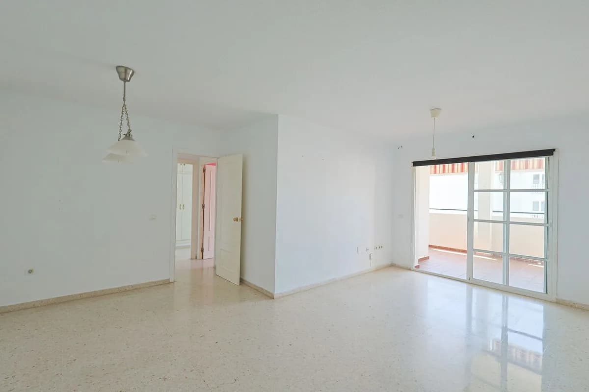 2 Bedroom Middle Floor Apartment for Sale in Arroyo de la Miel, Málaga - Image 3