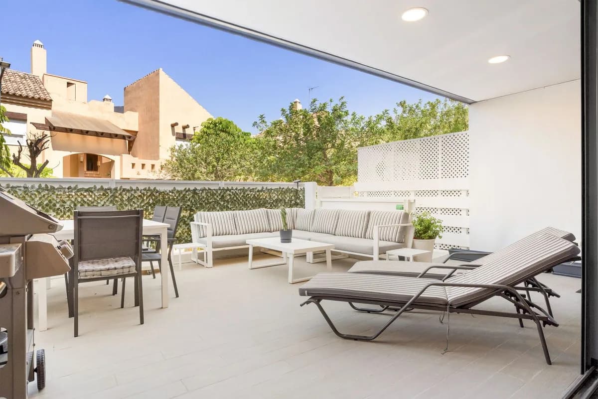 4 Bedroom Townhouse for Sale in Estepona, Málaga - Image 2