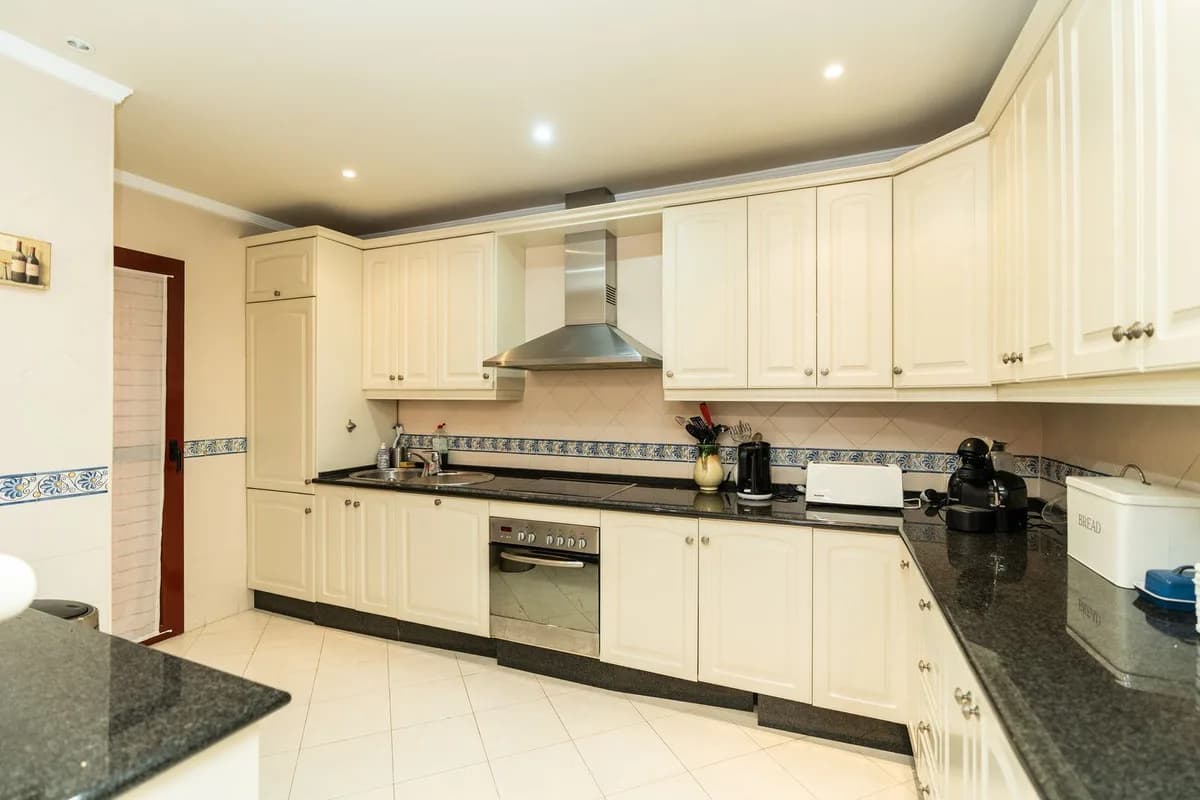 3 Bedroom Middle Floor Apartment for Sale in Elviria, Málaga - Image 4