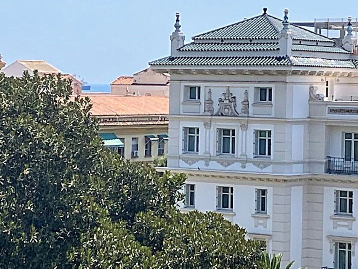 4 Bedroom Middle Floor Apartment for Sale in Malagueta, Málaga - Image 3