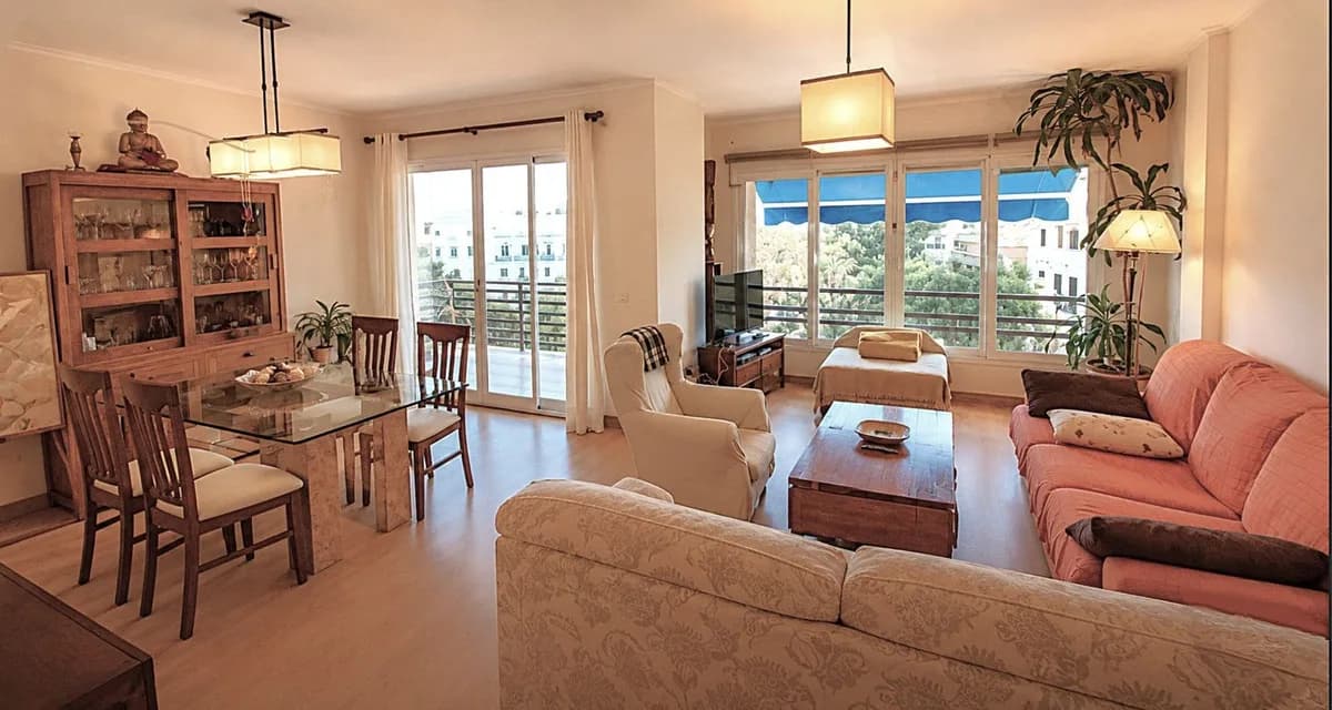 4 Bedroom Middle Floor Apartment for Sale in Malagueta, Málaga - Image 4