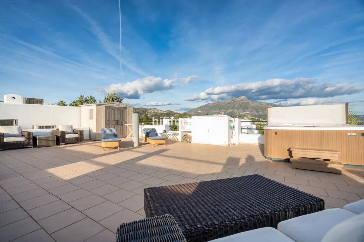 3 Bedroom Penthouse Duplex for Sale in La Quinta, Málaga - Image 3