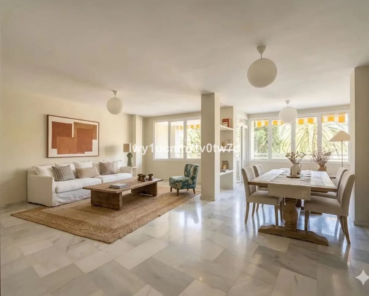 5 Bedroom Middle Floor Apartment for Sale in Limonar, Málaga